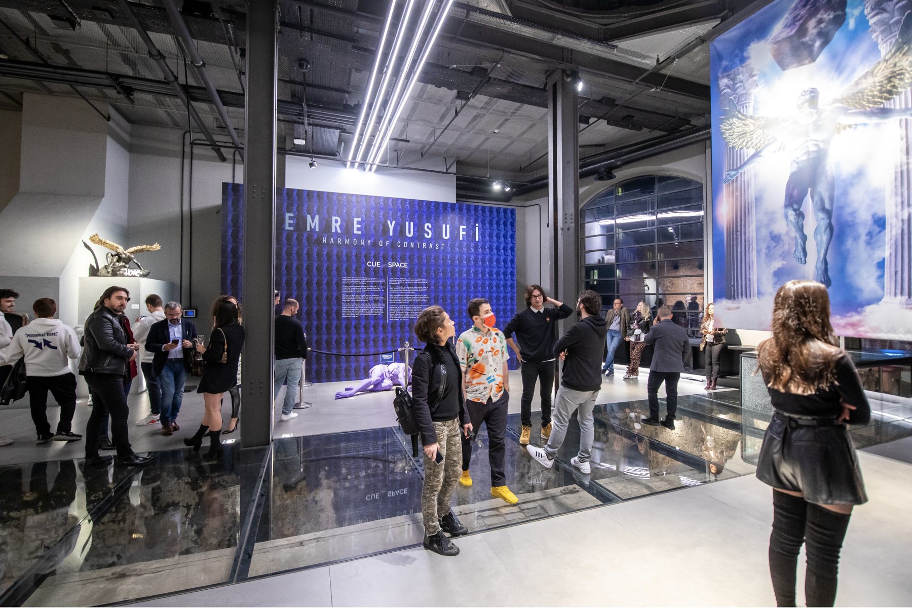 Emre Yusufi'nin Cue Art Space, İstanbul'daki kişisel sergisi Harmony of Contrast'ın açılış gecesi