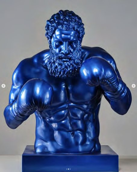 The Champ Blue — boks eldivenli mavi Herkül torsosu