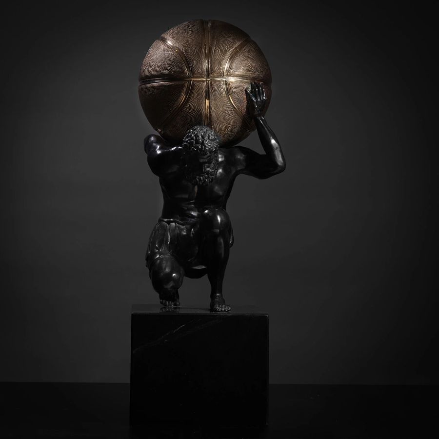Atlas MVP — Emre Yusufi heykeli