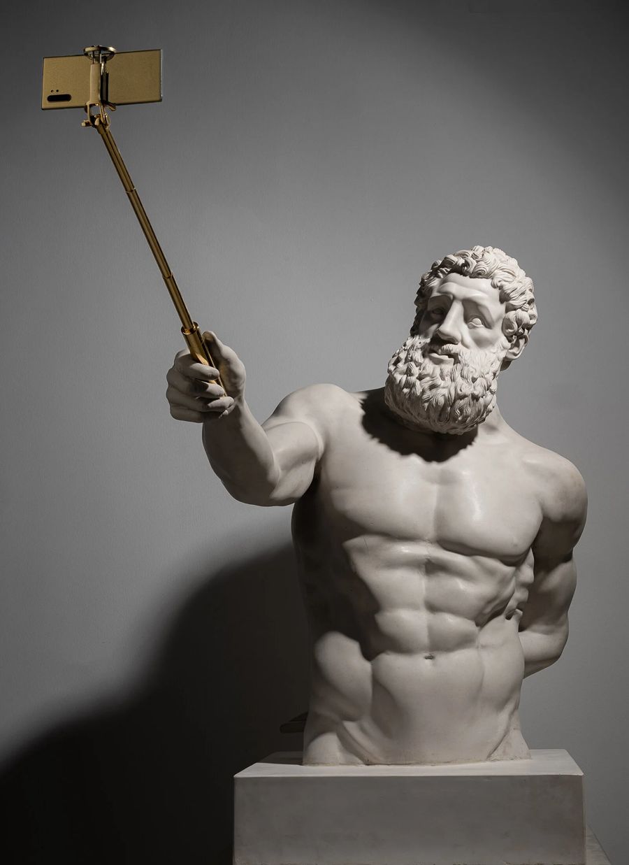 Divine Selfie — Emre Yusufi heykeli
