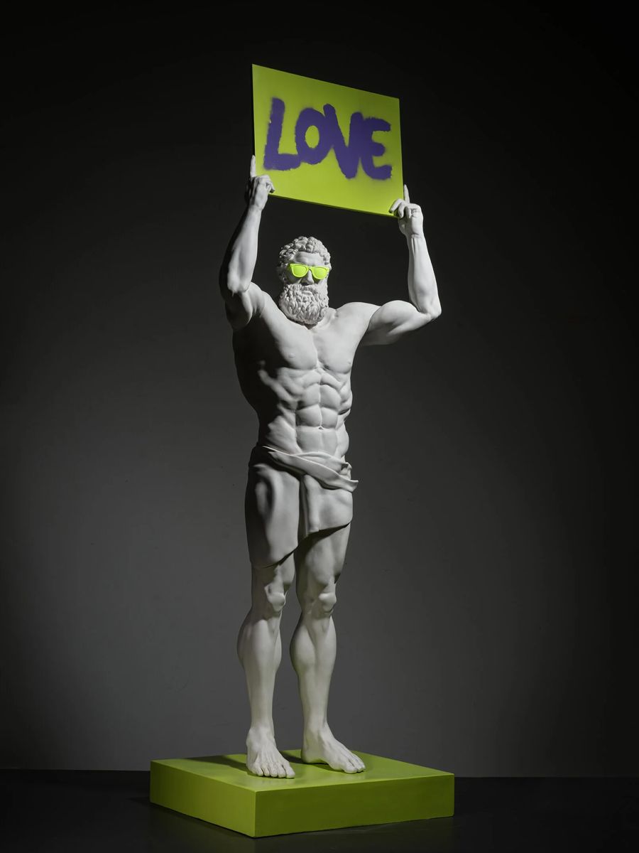 Dude With Sign — Emre Yusufi heykeli