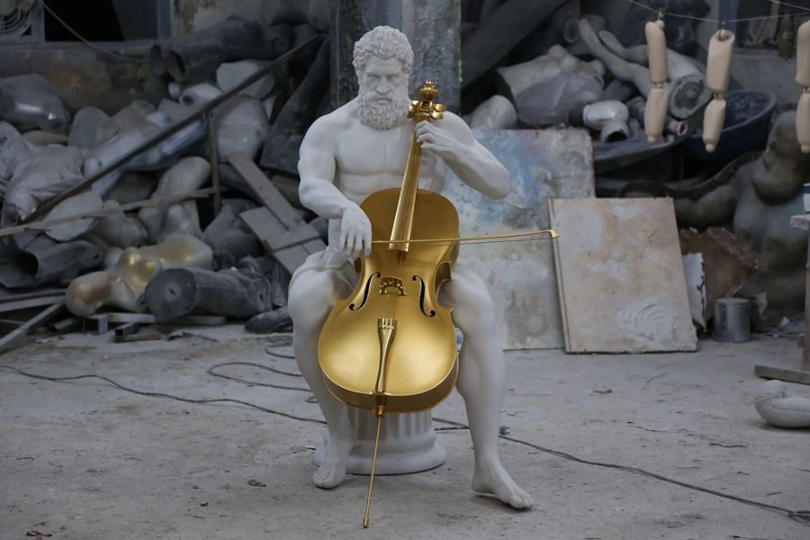 Golden Cello — Emre Yusufi heykeli