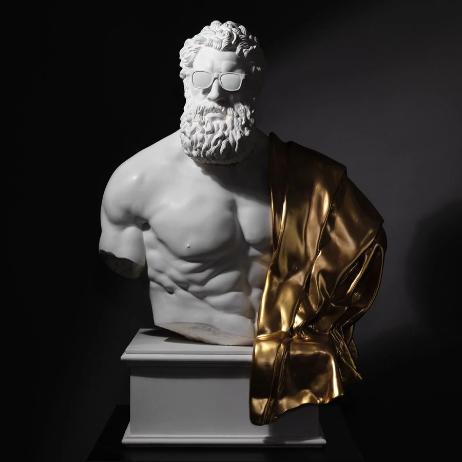 Golden Cloak — Emre Yusufi heykeli