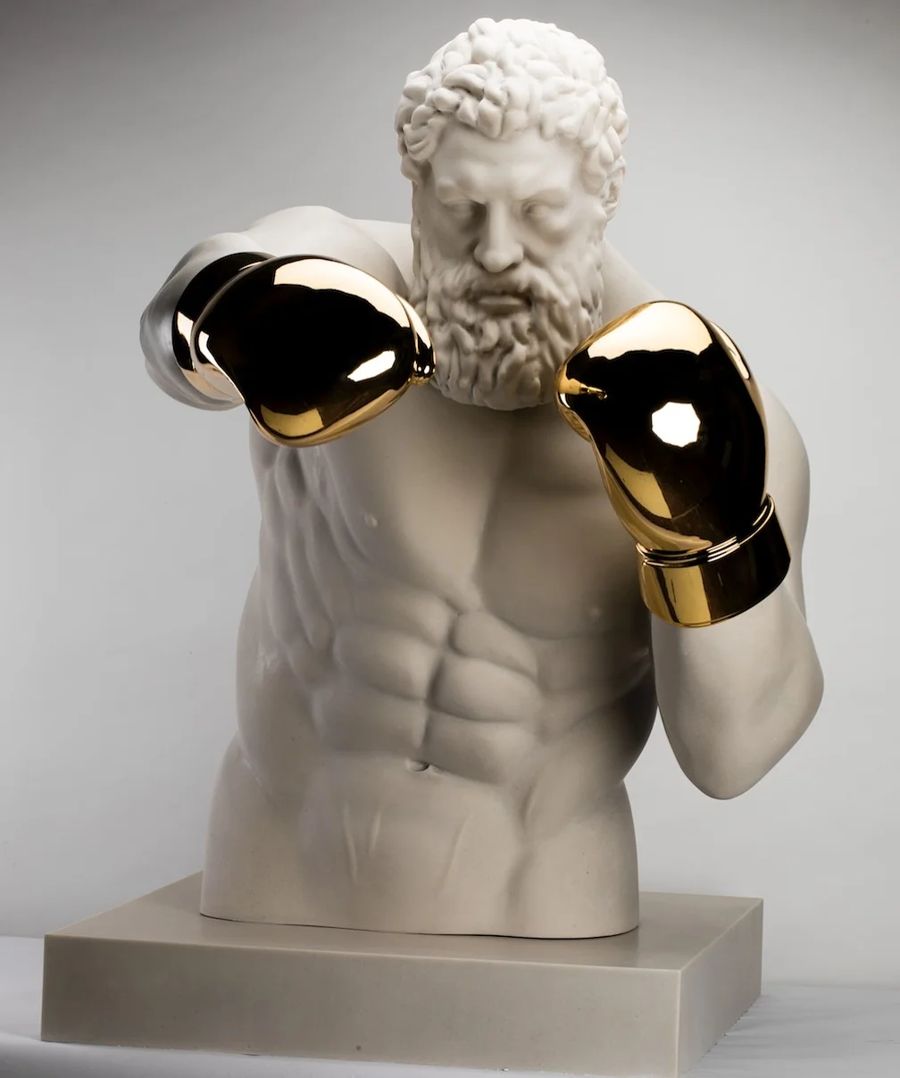 Golden Glove — Emre Yusufi heykeli