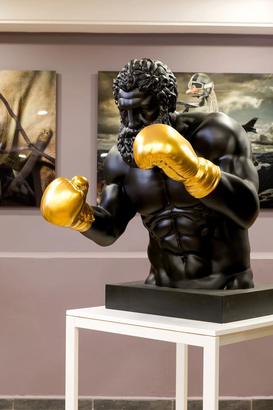 The Champ Black — Emre Yusufi heykeli